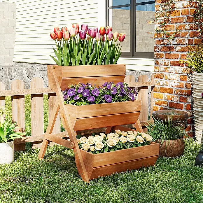 Outsunny Hochbeet - Holz, Braun - Helles, dreistöckiges Pflanzgefäß aus Holz mit bunten Blumen, im Garten platziert.