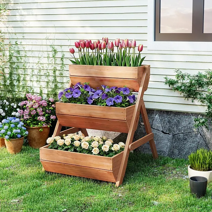 Outsunny Hochbeet - Holz, Braun - Dreistufiger Pflanzständer aus Naturholz mit roten Tulpen, lila Petunien und cremefarbenen Rosen, in einem sonnigen Garten.