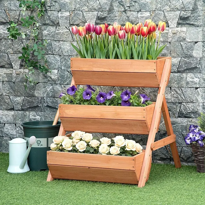 Outsunny Hochbeet - Holz, Braun - Dreistufiges Pflanzgefäß aus Holz mit bunten Tulpen, lila Petunien und weißen Rosen.