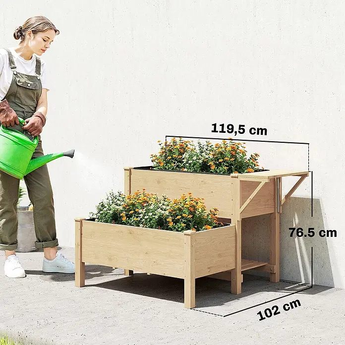 Outsunny Hochbeet - 119,5 x 102 x 76,5 cm, Holz, Naturholz - Helles, gestuftes Hochbeet aus Holz mit bunten Blumen, von einer Person bewässert. Maße: 119,5 cm B x 76,5 cm H.
