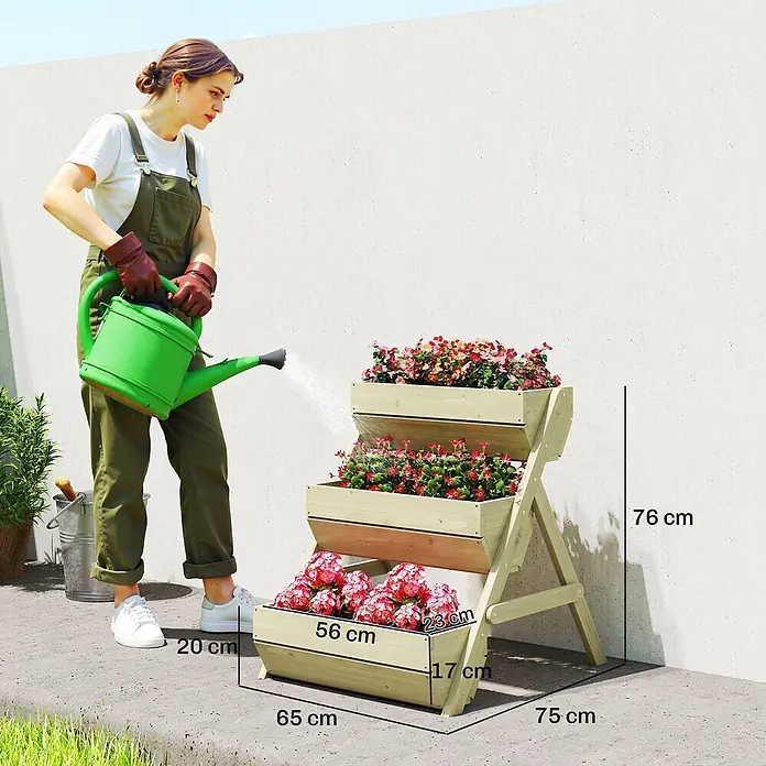 Outsunny Hochbeet - Holz, Naturholz - Eine Frau gießt einen hellen, dreistufigen Holzpflanzer voller bunter Blumen. Der Pflanzer ist 76 cm hoch, 75 cm tief und 65 cm breit.