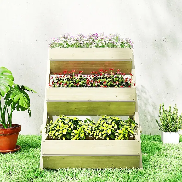 Outsunny Hochbeet - Holz, Naturholz - Mehrstufiges helles Holzpflanzgefäß gefüllt mit bunten Blumen und grünen Pflanzen, ideal für vertikales Gärtnern.
