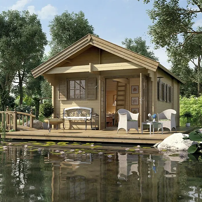 Weka Gartenhaus Müritz - Holz, Natur, Wandstärke: 45 mm, Grundfläche: 24,08 m² - Gemütliches Holzhaus mit Terrasse am Teich, umgeben von Bäumen. Ideal für entspannte Stunden in der Natur.