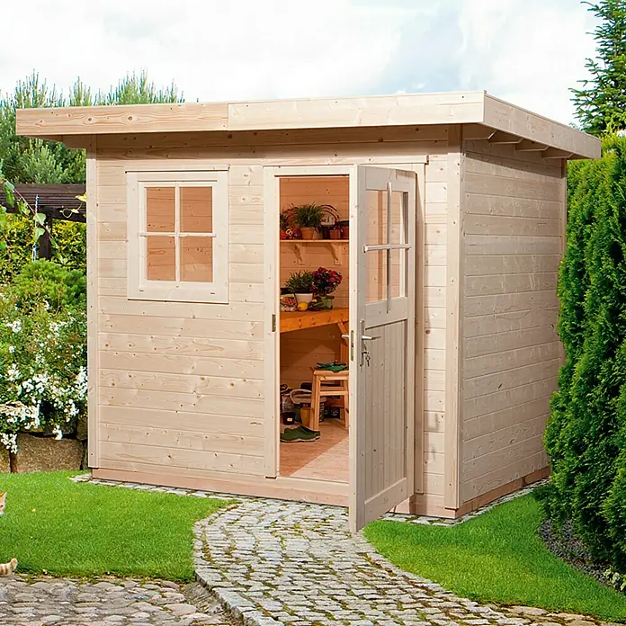 Weka Gartenhaus Milano - 28 mm, 4,94 m², Flachdach - Ein helles Holzgartenhaus mit Fenster und offener Tür, umgeben von Grün. Ideal zur Aufbewahrung und als Werkstatt.