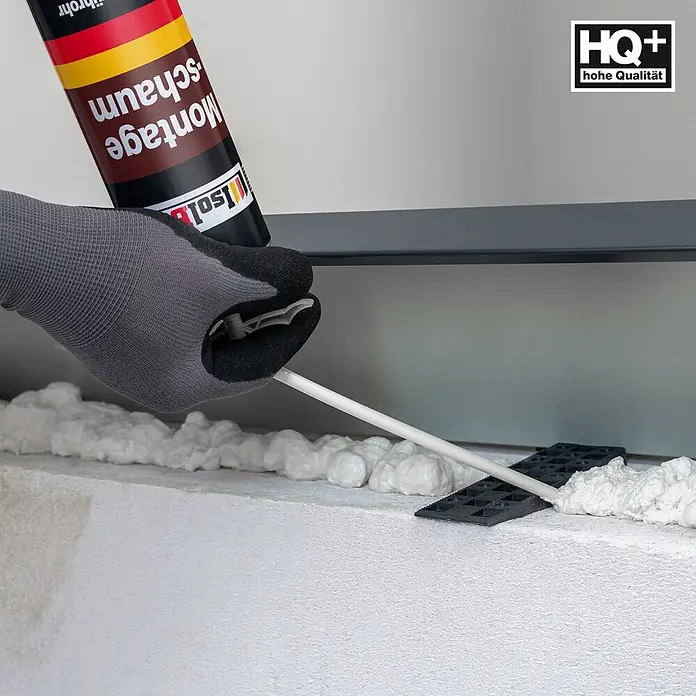 IsolBau Adapterschaum Montageschaum mit Aussprührohr 3 x 750 ml - 750 ml - Behandschuhte Hand sprüht weißen Montageschaum aus Dose in einen Bauspalt. Frischer Schaum ist sichtbar.
