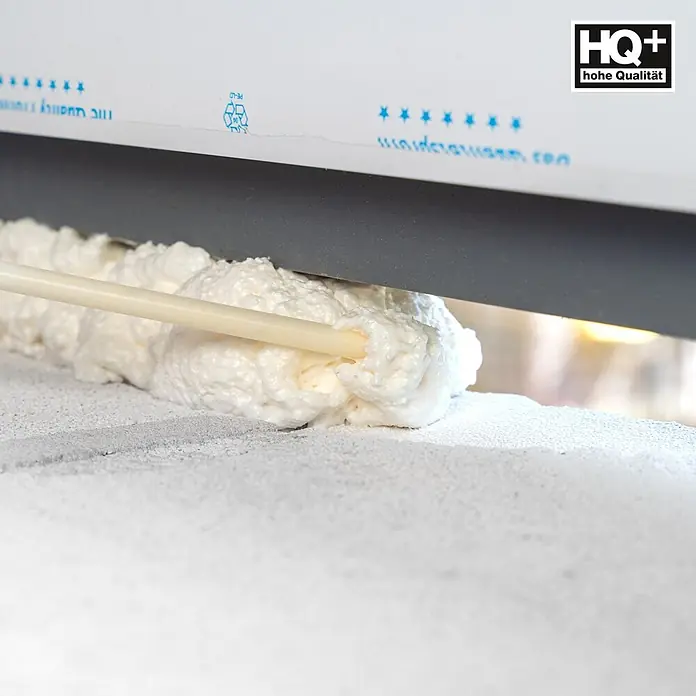 IsolBau Adapterschaum Montageschaum mit Aussprührohr 1 x 750 ml - 750 ml - Weißer Montageschaum wird mit einem beigen Applikatorrohr in einen Spalt gefüllt.