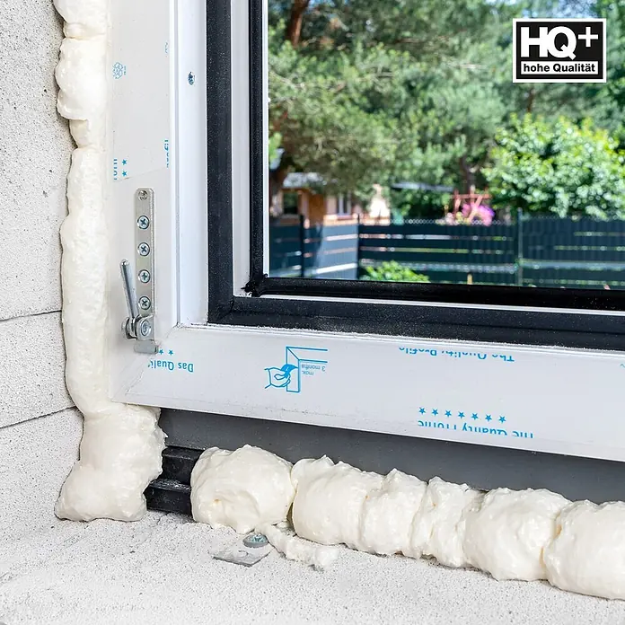IsolBau Adapterschaum Montageschaum mit Aussprührohr 1 x 750 ml - 750 ml - Neu eingebauter weißer PVC-Fensterrahmen, von innen mit beigefarbenem Montageschaum isoliert.