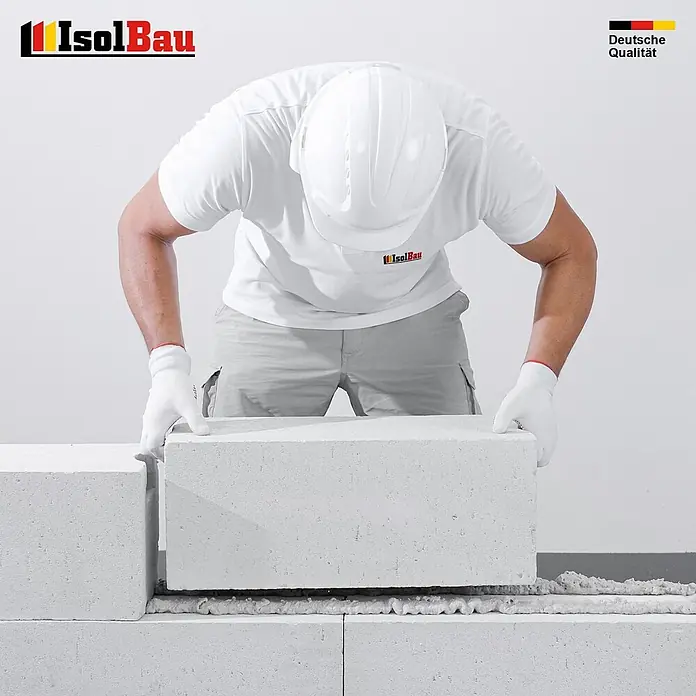 IsolBau Klebeschaum PU Mauermörtel - 6 x 750ml, PU-Reiniger - 500 ml, Schaumpistole - 750 ml - Arbeiter setzt weißen Porenbetonstein auf Mörtel zum Mauerbau.