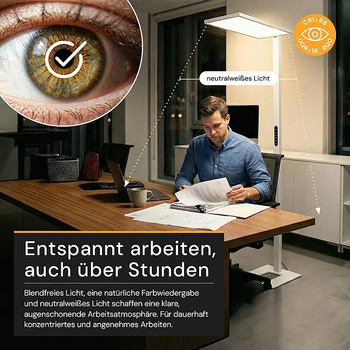 Enovalite LED-Stehleuchte - 150 W, Höhe: 199 cm, Weiß, Neutralweiß - Moderne Stehleuchte beleuchtet einen Mann am Schreibtisch. Bietet neutralweißes, blendfreies Licht für Augenschonung und konzentriertes Arbeiten.