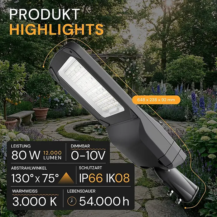 Enovalite LED-Strahler -  - Dunkelgraue LED-Straßenleuchte in einem Garten, die ihre Außenbeleuchtungsfunktion hervorhebt.