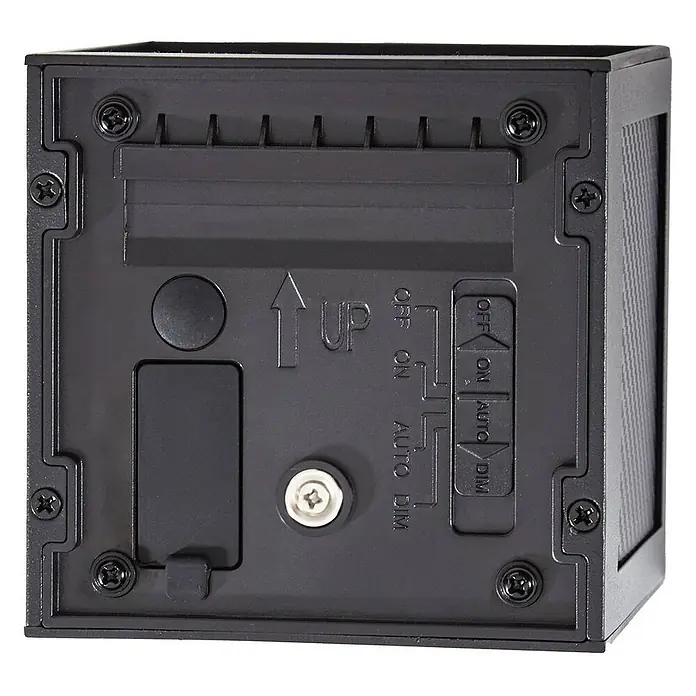 Prios Außenwandleuchte Avvin - 10 x 10 x 10 cm, schwarz, schwarz, IP65 - Rückseite eines schwarzen, rechteckigen Geräts mit Batteriefach, Aufwärtspfeil und zwei Schaltern für AUS, EIN und AUTO DIM.