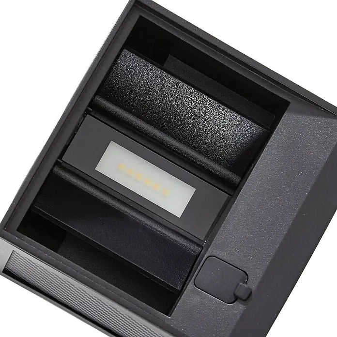 Prios Außenwandleuchte Avvin - 10 x 10 x 10 cm, schwarz, schwarz, IP65 - Dunkelgraue rechteckige LED-Leuchte mit texturierter Oberfläche und sechs warmweißen LEDs unter einer lichtdurchlässigen Abdeckung. Mit kleiner Portabdeckung.