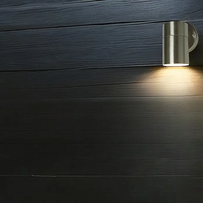 DAPO Außenwandleuchte Bornholm, Silber, Edelstahl, GU10, IP44 -  - Gebürstete silberne zylindrische Wandleuchte an dunklem Holz, wirft warmes Licht nach unten.