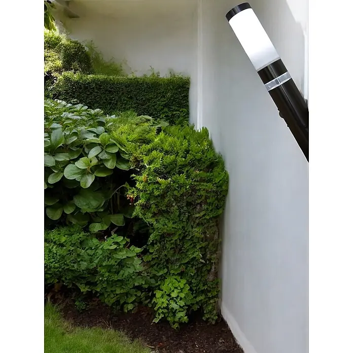 DAPO Außenwandleuchte Lisa Fackel mit LED Kranz, Silber, E27, Mit Bewegungsmelder -  - Schwarze und weiße Außenwandleuchte an einer weißen Wand in einem üppigen Garten.