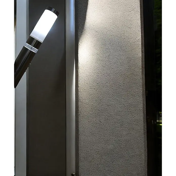 DAPO Außenwandleuchte Lisa Fackel mit LED Kranz, Silber, E27, Mit Bewegungsmelder -  - Moderne, dunkle, vertikale Leuchte mit weißem Licht, die eine texturierte Wand beleuchtet.