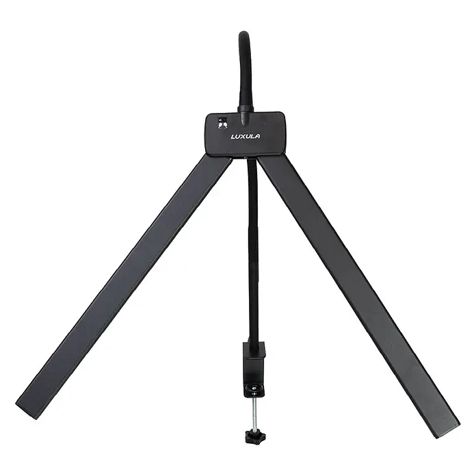 Luxula LED-Klemmleuchte - L x B x H: 80 x 6 x 83 cm, 18 W, Schwarz - Schwarzer dreibeiniger Ständer mit gebogenem Oberarm und Schreibtischklemme, Marke 'LUXULA'.