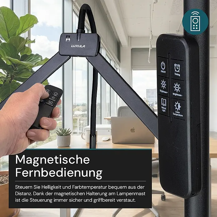 Luxula LED-Stehleuchte - 24 W, Höhe: 163 cm, Schwarz - Schwarze Lampenfernbedienung, in der Hand gehalten und magnetisch an einem Lampenmast im Büro befestigt. Sie steuert Helligkeit und Farbtemperatur.