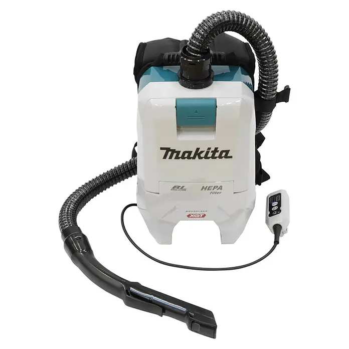 Makita Akku-Rucksackstaubsauger - 40 V, Behältervolumen: 2 l - Weißer und hellblauer Makita Rucksackstaubsauger mit schwarzem Wellschlauch, Düse und Fernbedienung.