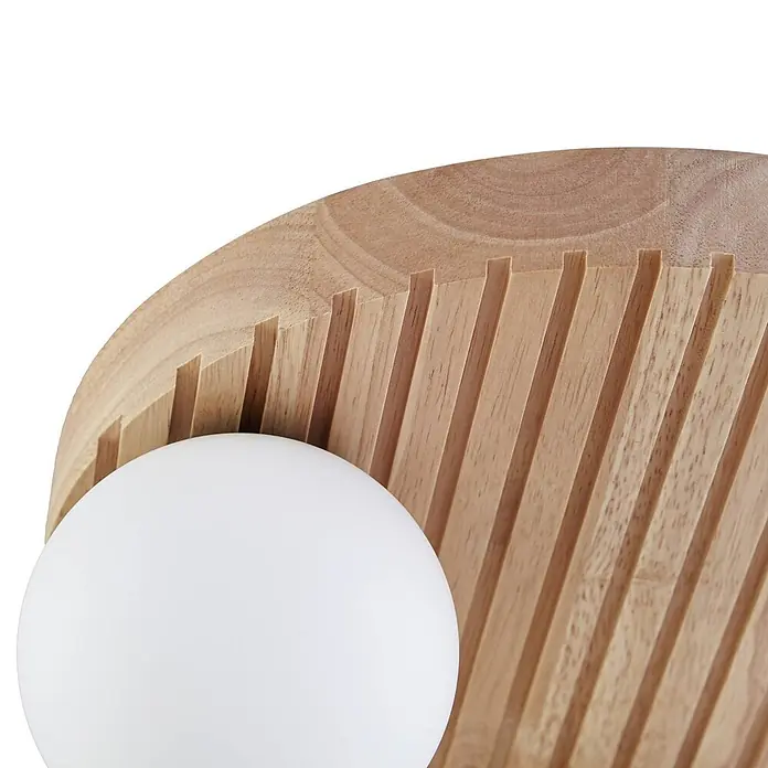 Lindby Deckenleuchte Mori - L x B x H: 34 x 34 x 19 cm, Holz hell, weiß / opal, G9 - Holzlampe mit vertikalen Lamellendetails und einer weißen Kugelbirne.