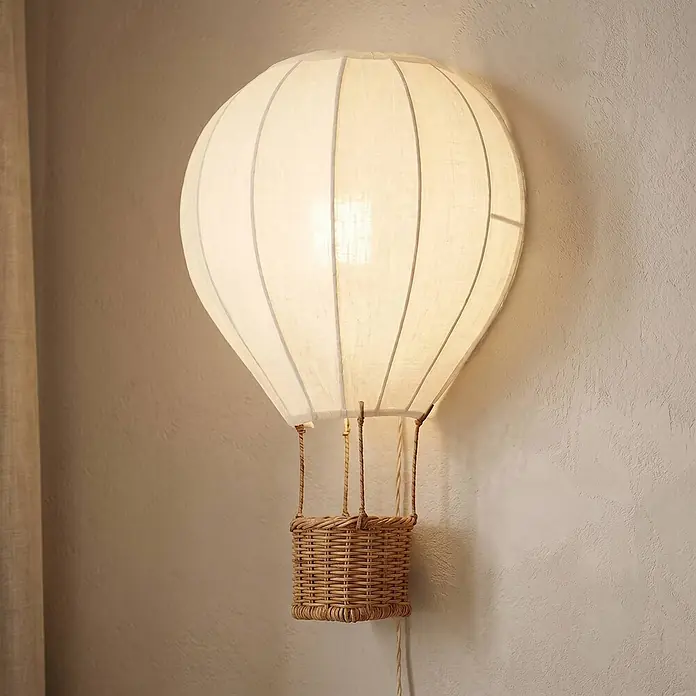 Lindby Wandleuchte innen in beige, holz, Wandlampe -  - Heißluftballon-Wandlampe mit leuchtendem hellem Stoffschirm und natürlichem Weidenkorb, an einer Wand montiert.