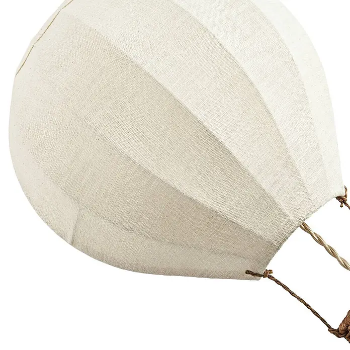 Lindby Wandleuchte innen in beige, holz, Wandlampe -  - Nahaufnahme einer cremefarbenen Stoff-Heißluftballon-Dekoration mit gerippten Segmenten und hängenden Seilen.