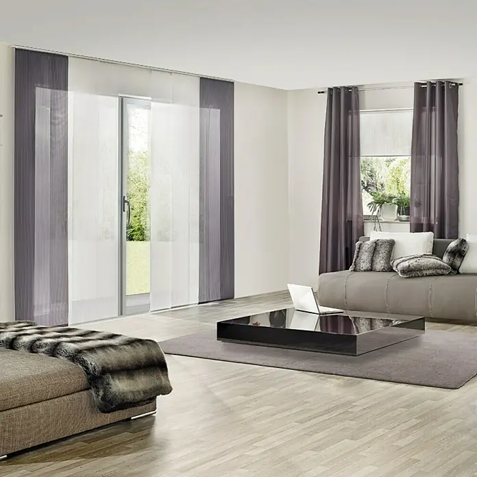 Hochflorteppich Super Soft ShaggyPlatin, 150 x 80 cm, 100 % Polyester (Flor) - Elegantes Wohnzimmer mit stilvollen Schiebegardinen in Grau und Weiß, die das moderne Ambiente des Raumes unterstreichen.