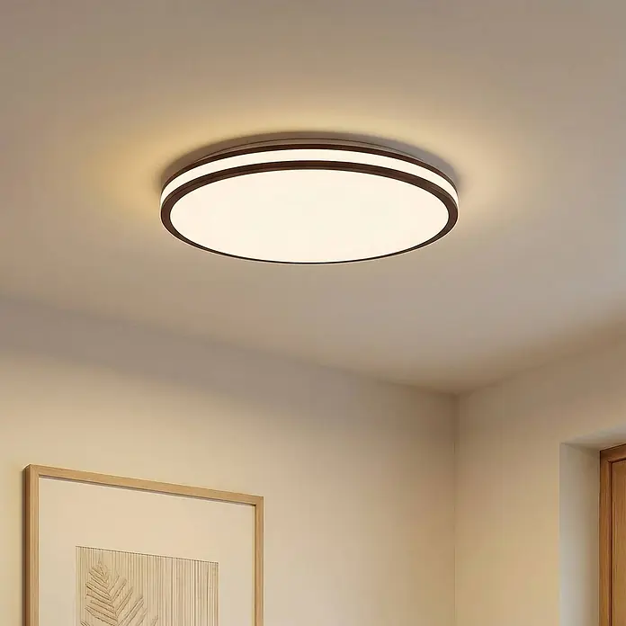 Lindby LED Deckenlampe in dunkelbraun, weiß, dimmbar Deckenleuchte -  - Runde Deckenleuchte mit dunkelbraunem Rahmen und weißem Diffusor, bündig an der Decke montiert, strahlt ein warmes Licht aus.