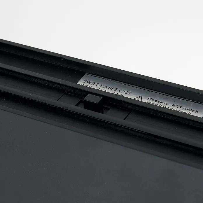 Orion Leuchten Pendelleuchte - L x B x H: 113 x 6,5 x 8,8 cm, Sonstige - Schwarzes Leuchtenbauteil mit „SWITCHABLE CCT“-Etikett und Warnhinweis. Ein kleiner schwarzer Schalter ist sichtbar.