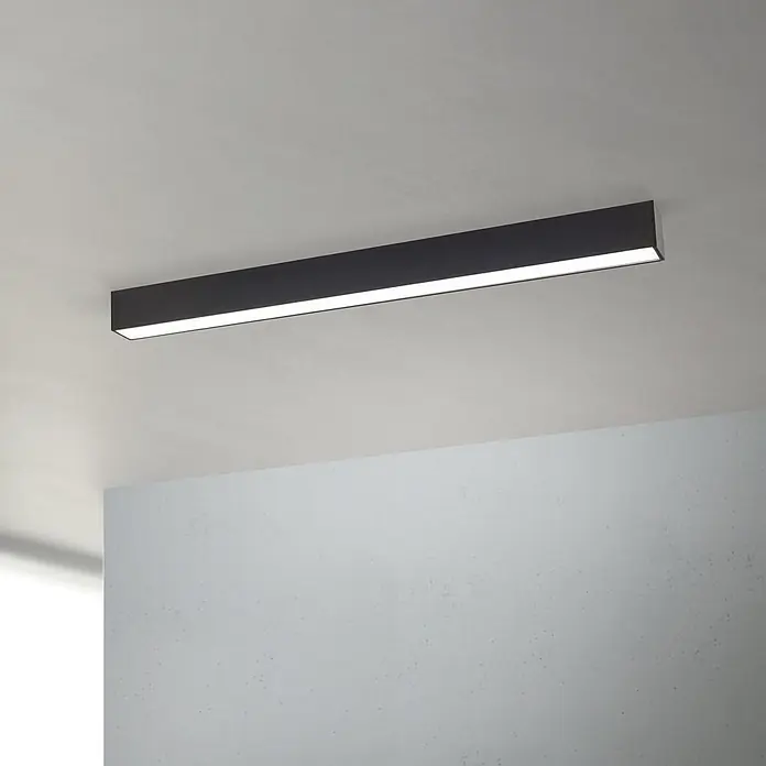 Orion Leuchten Pendelleuchte - L x B x H: 113 x 6,5 x 8,8 cm, Sonstige - Schwarze, aufputzmontierte lineare LED-Deckenleuchte, die hellweißes Licht nach unten strahlt.