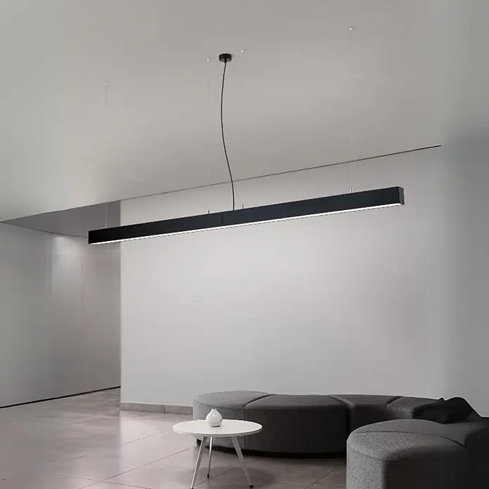 Orion Leuchten Pendelleuchte - L x B x H: 113 x 6,5 x 8,8 cm, Sonstige - Schwarze lineare Pendelleuchte beleuchtet einen modernen Sitzbereich. Die lange Leuchte hängt von der Decke.