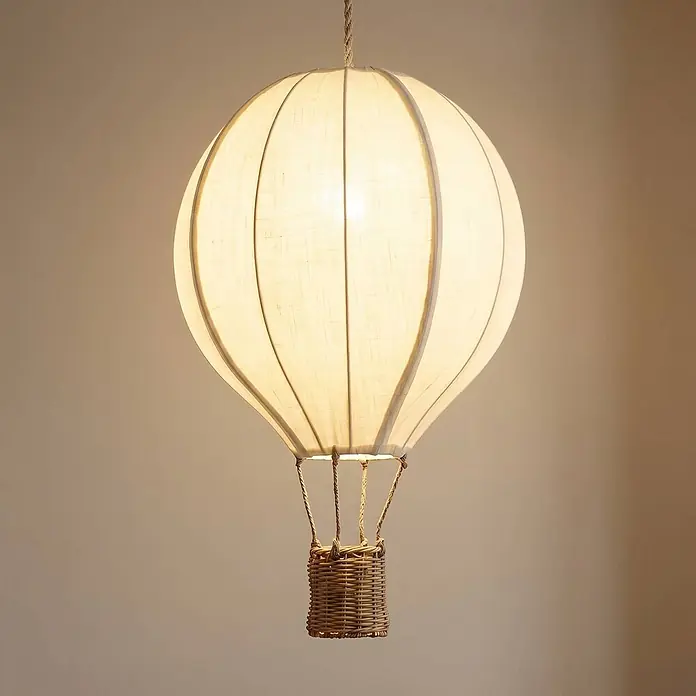 Lindby Pendelleuchte in beige, holz, Hängelampe -  - Beleuchtete Heißluftballon-Pendelleuchte mit hellem Stoffschirm und Weidenkorb.