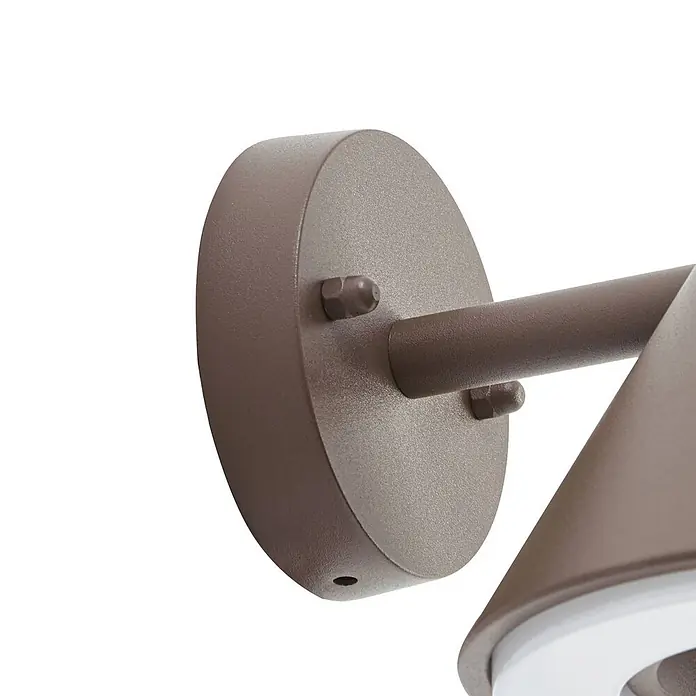 Lindby Außenwandleuchte Soran - braun / rost, braun / rost, IP44 - Braune strukturierte Metall-Wandleuchte, zeigt die Montagebasis und einen Teil des Arms.