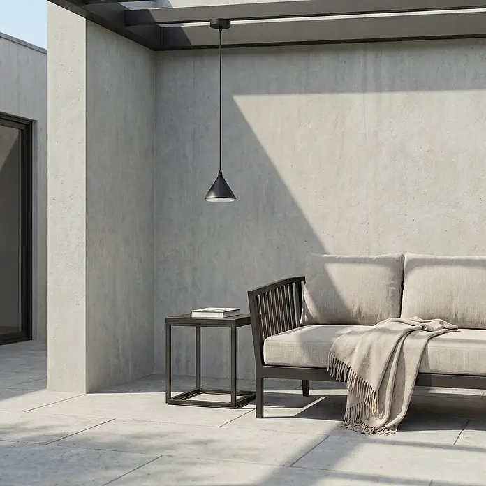 Lindby Außenwand- & Deckenleuchte Soran - L x B x H: 15 x 15 x 14,1 cm, schwarz, schwarz, IP44 - Schwarze konische Pendelleuchte über einer Outdoor-Sitzgruppe mit Sofa und Beistelltisch.