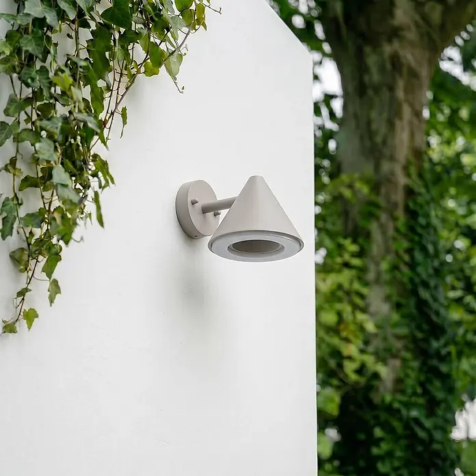 Lindby Außenwandleuchte Soran - alu / grau / zink, alu / grau / zink, IP44 - Hellgraue konische Außenwandleuchte, an einer Wand montiert.