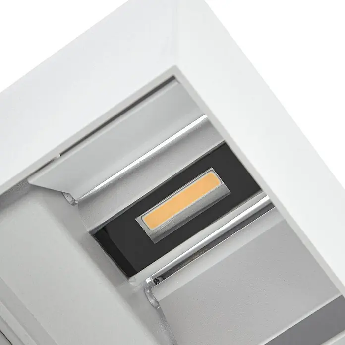 Lindby Außenwandleuchte Nivar - weiß / opal, weiß / opal, IP54 - Weiße rechteckige LED-Leuchte mit silbergrauem Innenraum und sichtbarem warmweißem LED-Chip.