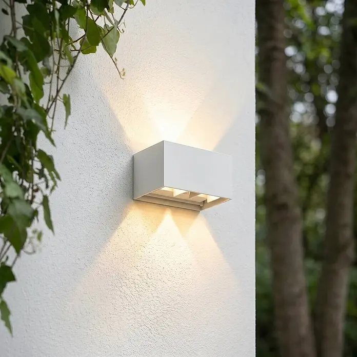 Lindby Außenwandleuchte Nivar - weiß / opal, weiß / opal, IP54 - Rechteckige weiße Außenwandleuchte, die eine texturierte Wand nach oben und unten beleuchtet.
