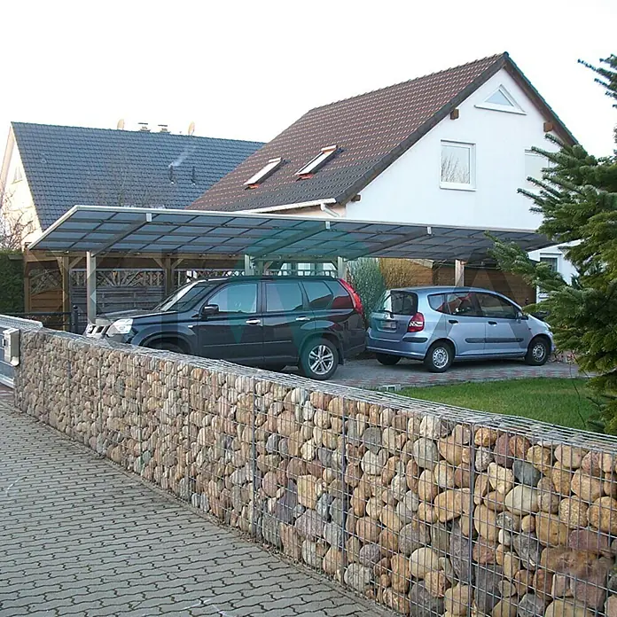 Ximax Carport LINEA Tandem 80 - Außenmaß inkl. Dachüberstand (B x T): 2,73 x 9,83 m, Doppelcarport, Edelstahloptik, Schneelast: 100 kg/m² - Ein mit Steinen gefüllter Gabionenzaun dient als stilvolle Grundstücksbegrenzung vor Wohnhäusern und Autos.