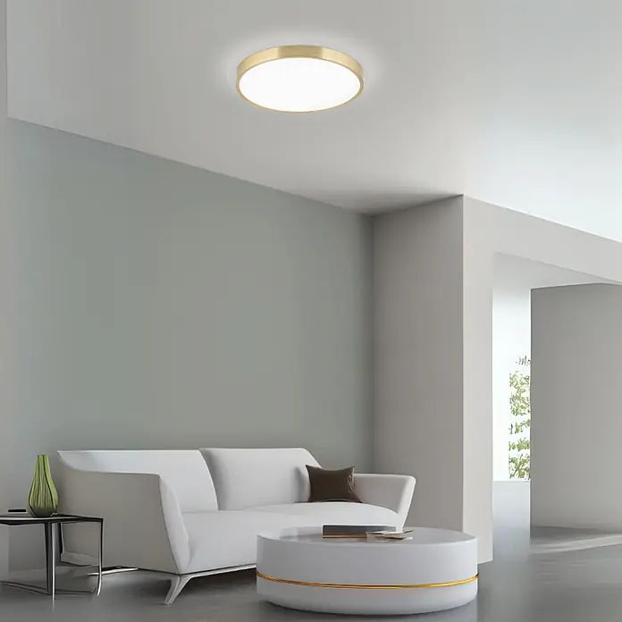 Orion Leuchten LED-Panel rund -  - Runde Deckenleuchte mit Goldrand beleuchtet ein modernes Wohnzimmer.