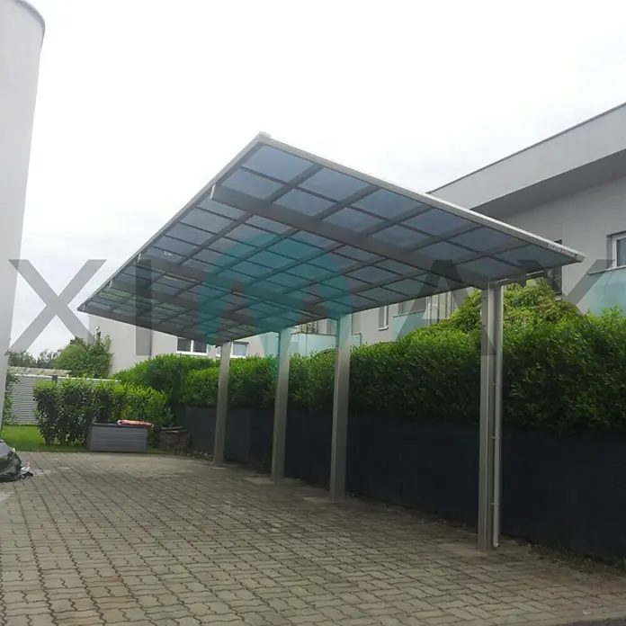 Ximax Carport LINEA Tandem 110 - Außenmaß inkl. Dachüberstand (B x T): 2,73 x 9,83 m, Doppelcarport, Edelstahloptik, Schneelast: 137 kg/m² - Diese Aufnahme zeigt ein modernes Carport mit einem transparenten Dach, das auf schlanken, silberfarbenen Säulen ruht. Es bietet Schutz für Fahrzeuge.