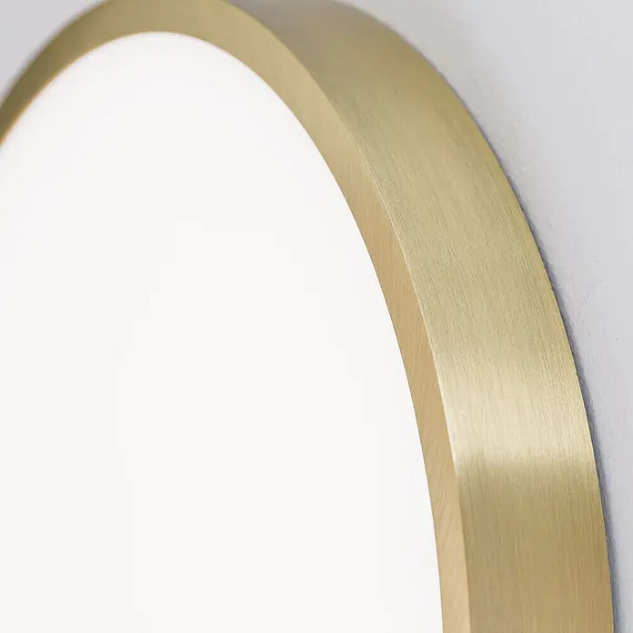 Orion Leuchten LED-Panel rund -  - Nahaufnahme einer runden Wandleuchte mit gebürstetem Messingrahmen und weißem Diffusor.