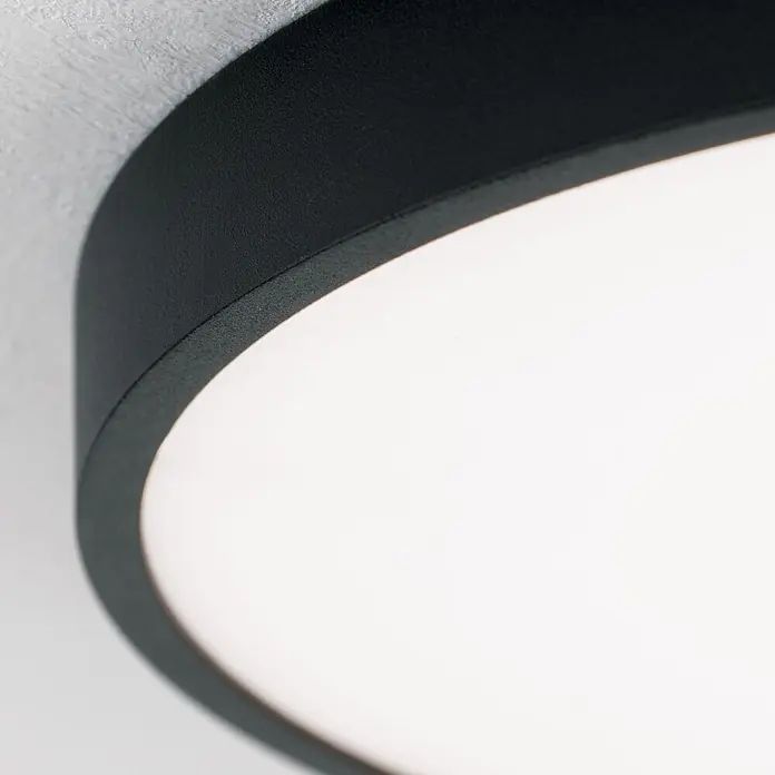 Orion Leuchten LED-Panel rund -  - Nahaufnahme einer schwarzen runden Deckenleuchte mit weißem, beleuchtetem Diffusor.