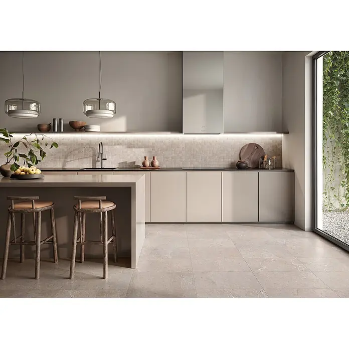 RAK Ceramics Valdi Mosaikfliese - 30 x 30 cm, Beige, Matt - Helle, beigefarbene Bodenfliesen in Steinoptik mit leichter Maserung in einer modernen Küche.