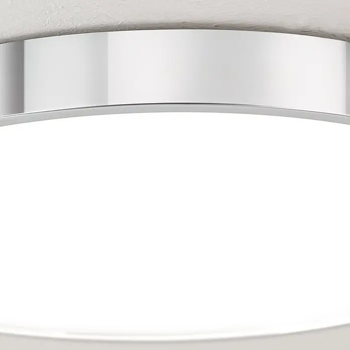 Orion Leuchten LED-Panel rund -  - Deckenleuchte mit gebürstetem Chromrand und weißem Diffusor, an einer strukturierten weißen Decke montiert.