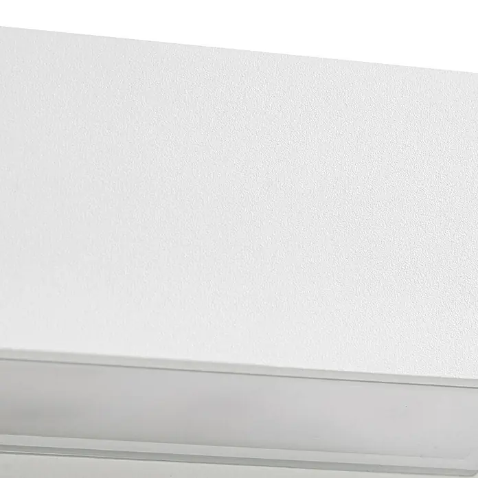 Lucande Außenwandleuchte Lengo - weiß / opal, IP65 - Weiße, texturierte Oberfläche einer rechteckigen Leuchte mit klarer Diffusorplatte.