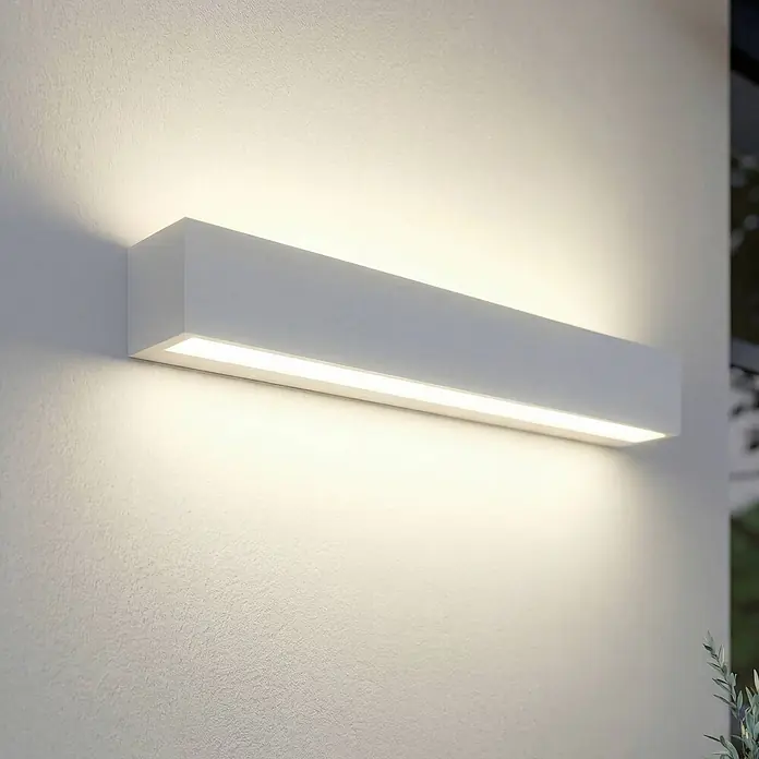 Lucande Außenwandleuchte Lengo - weiß / opal, IP65 - Rechteckige weiße LED-Außenwandleuchte an einer strukturierten Wand, die warmes Licht nach oben und unten wirft.