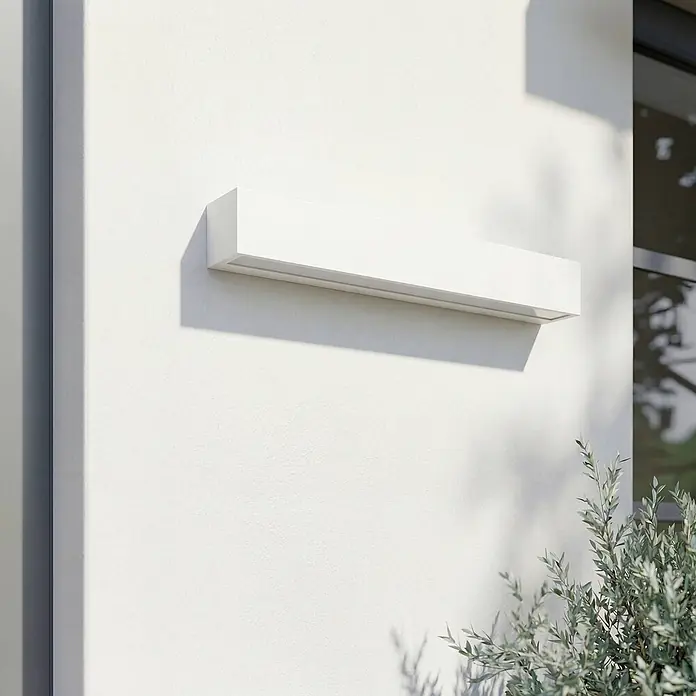 Lucande Außenwandleuchte Lengo - weiß / opal, IP65 - Weißes rechteckiges Up/Down-Außenwandleuchte auf einer strukturierten Wand.