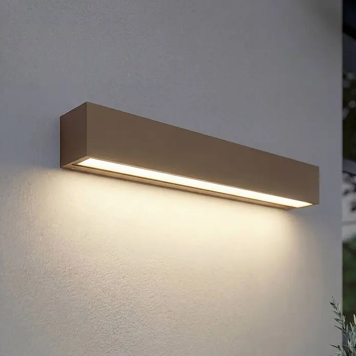 Lucande Außenwandleuchte Lengo - 6 x 50 x 6 cm, braun / rost, IP65 - Rechteckige braune Wandleuchte mit warmem LED-Licht, das die darunter liegende texturierte Fläche beleuchtet.