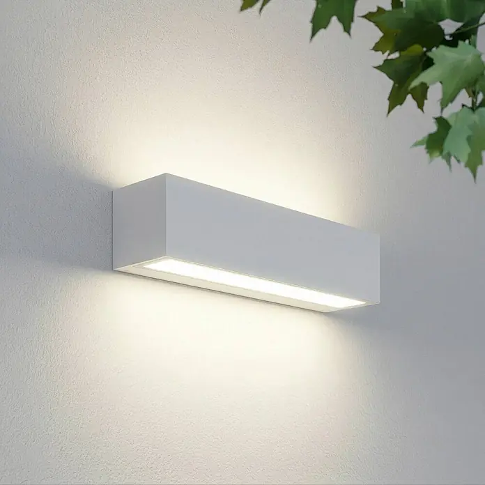 Lucande Außenwandleuchte Lengo - 6 x 25 x 6 cm, weiß / opal, IP65 - Weiße rechteckige Up-Down-Außenwandleuchte, die warmes Licht auf eine strukturierte Wand wirft.