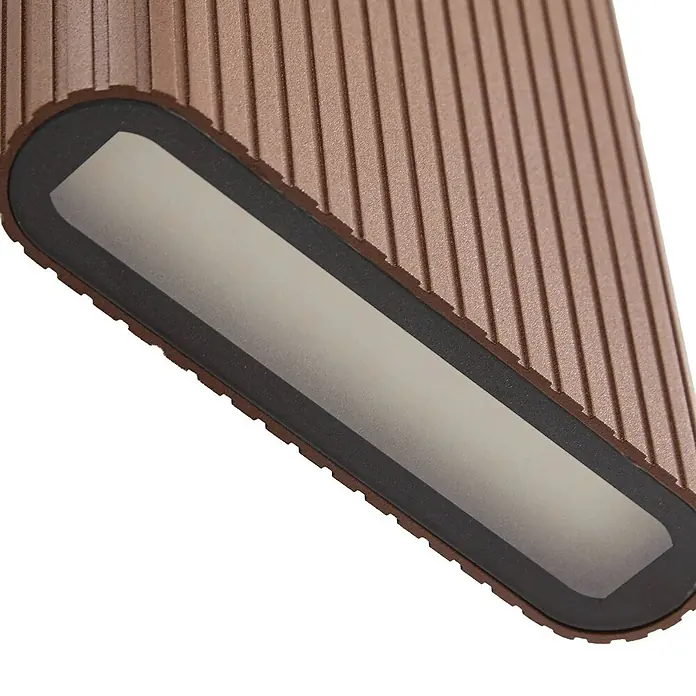 Lucande Außenwandleuchte Raija - braun / rost, IP54 - Gerippte, rötlich-braune Platte mit vertikalen Rillen und einem länglichen, silbergrauen Einsatz mit dunklem Rahmen.