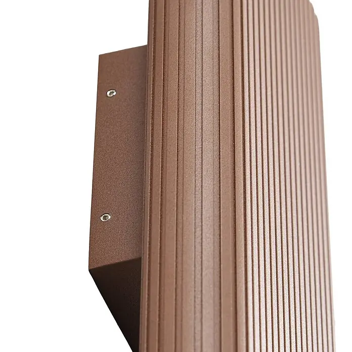 Lucande Außenwandleuchte Raija - braun / rost, IP54 - Braune, texturierte, gerippte Außenwandleuchte mit sichtbaren Montageschrauben.